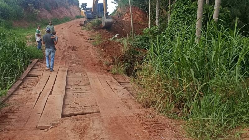 Foto 1 da matéria: Linha 188 lado sul em Rolim de Moura no km 8,5 ficará interditada por 3 dias para substituição de ponte de madeira por tubo ARMCO
