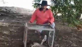 Cabixi: Agricultor e neta de 08 anos capturam grande jiboia que comia galinhas...