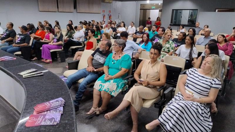 Foto 1 da matéria: Câmara de Rolim de Moura homenageia mulheres de destaque em sessão solene