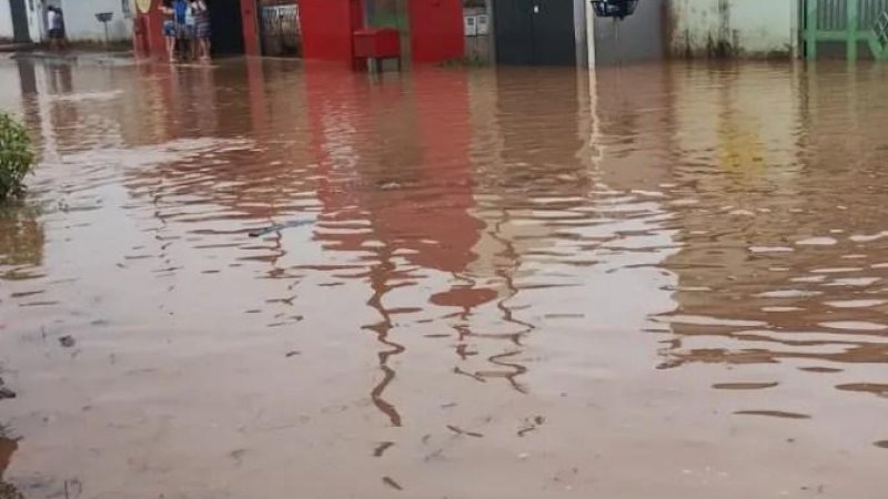 Foto 1 da matéria: Em menos de 36 horas alerta sai de ‘Amarelo para Vermelho’ em Cacoal