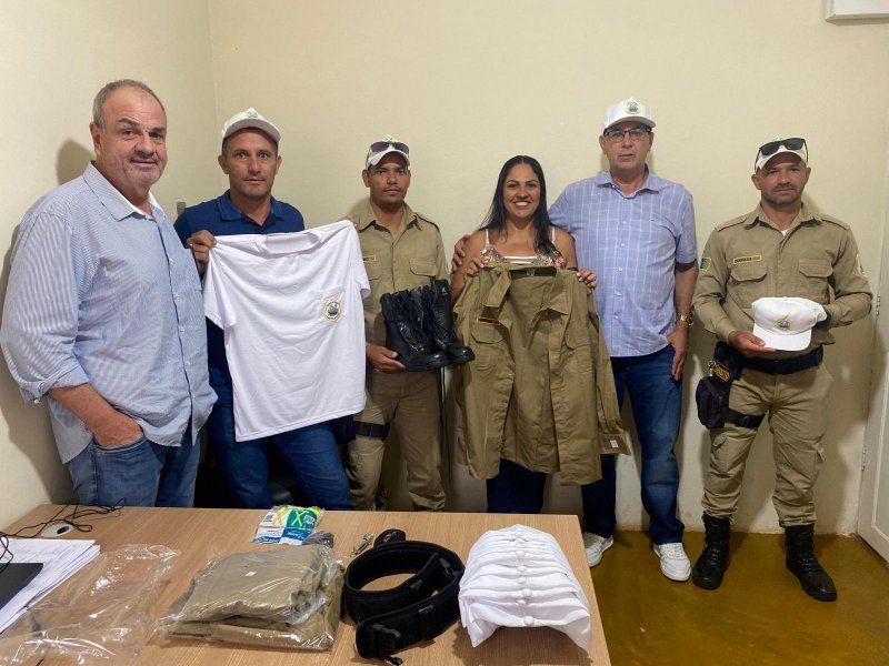 Prefeito Aldo Júlio entrega novos uniformes aos agentes de trânsito de Rolim de Moura