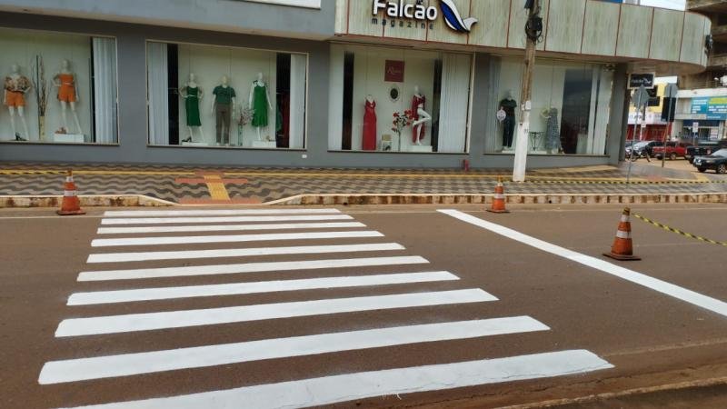 Foto 2 da matéria: Comtran revitaliza a sinalização de Trânsito em Rolim de Moura