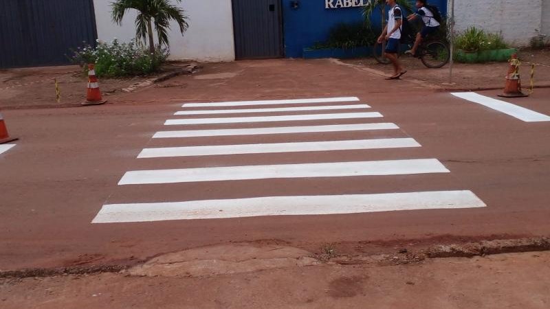 Foto 1 da matéria: Comtran revitaliza a sinalização de Trânsito em Rolim de Moura
