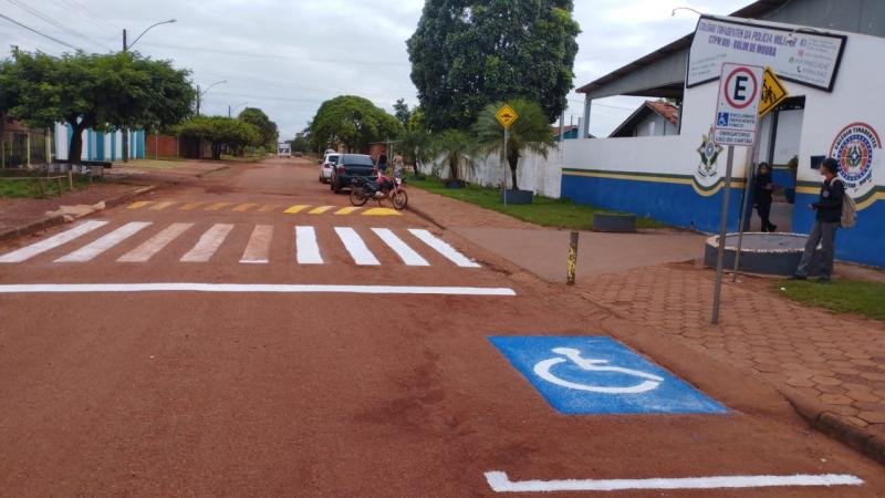 Foto 5 da matéria: Comtran revitaliza a sinalização de Trânsito em Rolim de Moura