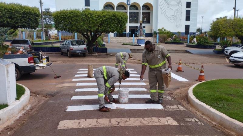 Foto 4 da matéria: Comtran revitaliza a sinalização de Trânsito em Rolim de Moura