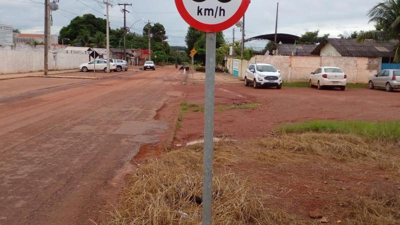 Foto 3 da matéria: Comtran revitaliza a sinalização de Trânsito em Rolim de Moura