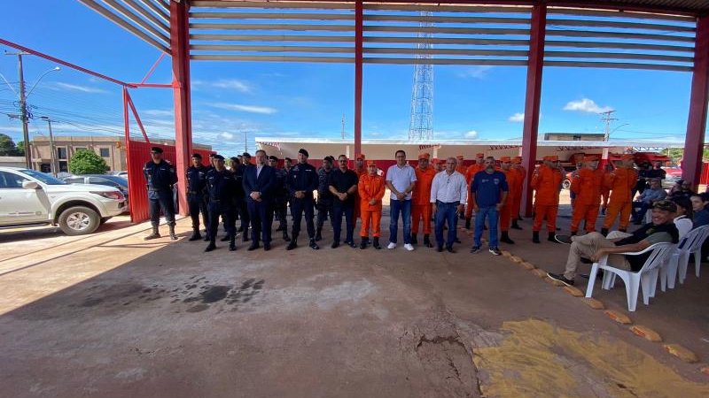Foto 2 da matéria: Prefeito Aldo Júlio participa de solenidade de entrega de equipamentos da SESDEC e parabeniza governador Marcos Rocha pelos investimentos na segurança pública