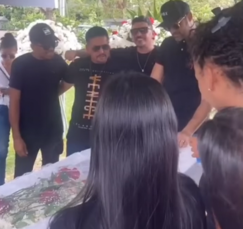 Amigos de Ana Paula se emocionam em sua despedida ao cantar 'Gostava Tanto de Você' de Tim Maia