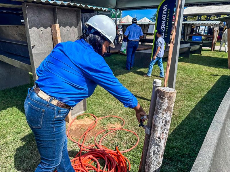 Monitoramento da água é realizado por técnicos da Caerd durante a Rondônia Rural Show