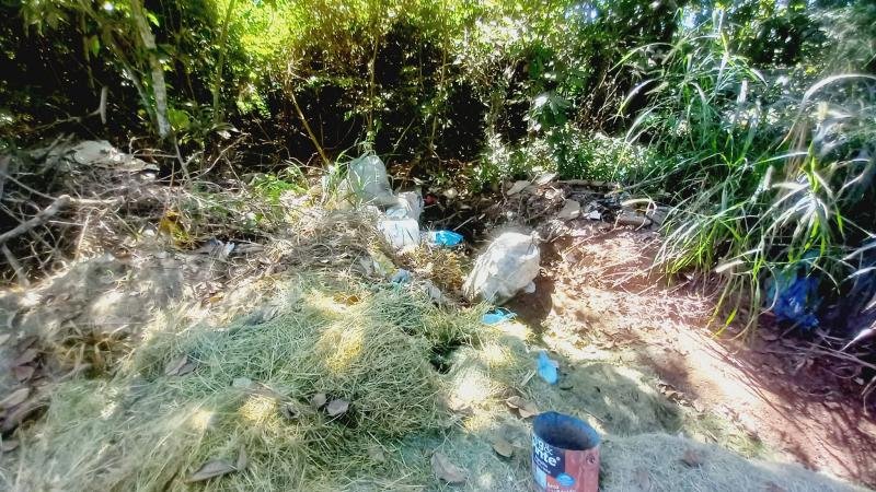 Foto 4 da matéria: Moradores do Esplanada em Rolim de Moura denúnciam pessoas que estão descartando lixo na principal avenida do bairro