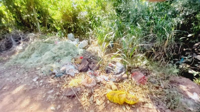 Foto 5 da matéria: Moradores do Esplanada em Rolim de Moura denúnciam pessoas que estão descartando lixo na principal avenida do bairro