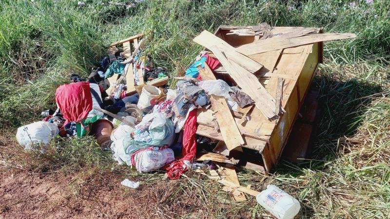 Foto 3 da matéria: Moradores do Esplanada em Rolim de Moura denúnciam pessoas que estão descartando lixo na principal avenida do bairro