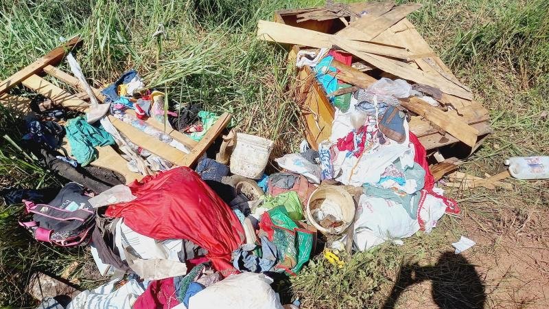 Foto 7 da matéria: Moradores do Esplanada em Rolim de Moura denúnciam pessoas que estão descartando lixo na principal avenida do bairro