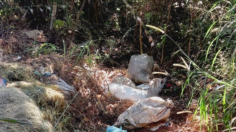 Foto 6 da matéria: Moradores do Esplanada em Rolim de Moura denúnciam pessoas que estão descartando lixo na principal avenida do bairro