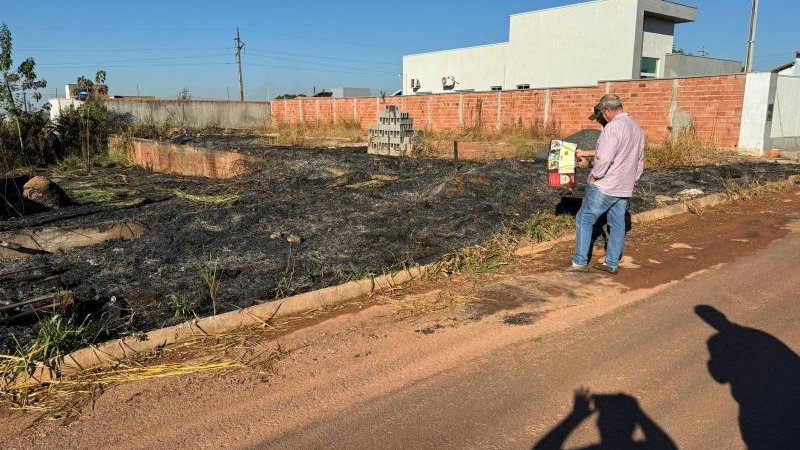 Foto 2 da matéria: Rolim de Moura: Secretaria de Meio Ambiente realiza visita ao Residencial Jequitibá após denúncia de queimada e notifica proprietários dos terrenos