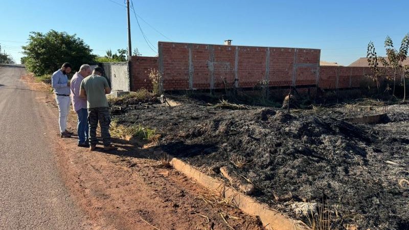 Foto 3 da matéria: Rolim de Moura: Secretaria de Meio Ambiente realiza visita ao Residencial Jequitibá após denúncia de queimada e notifica proprietários dos terrenos