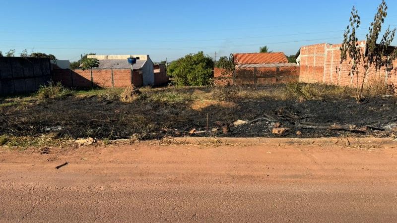 Foto 1 da matéria: Rolim de Moura: Secretaria de Meio Ambiente realiza visita ao Residencial Jequitibá após denúncia de queimada e notifica proprietários dos terrenos