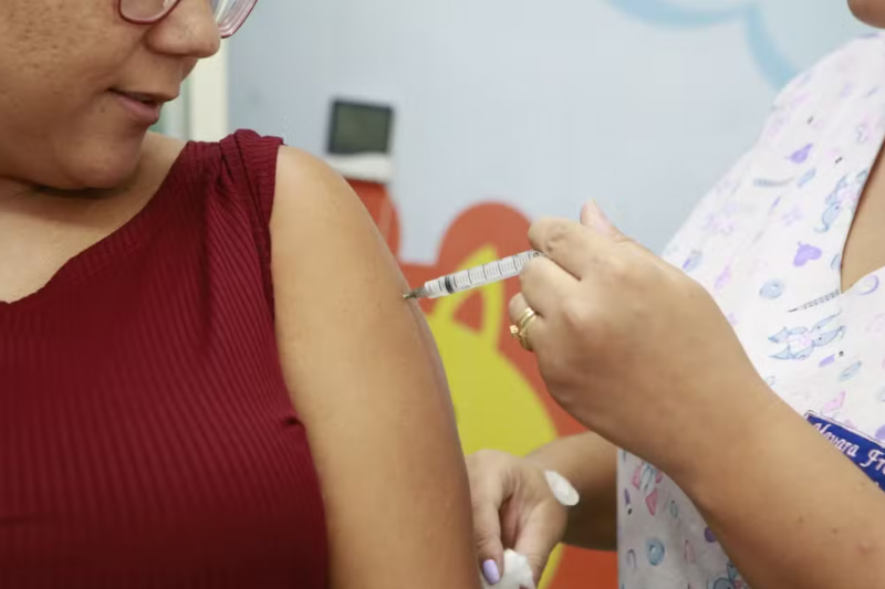 Vacinação da gripe é ampliada em todo o Brasil — Foto: Hélder Lima/Prefeitura de Guarujá