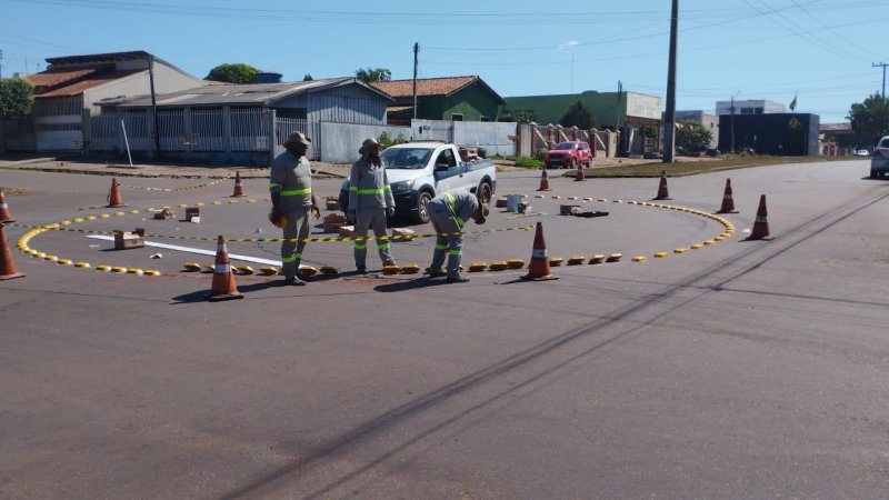 COMTRAN instala rotatória entre a Rua Jaguaribe e Avenida Maceió, em Rolim de Moura