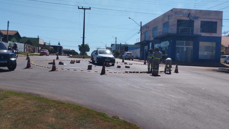 Foto 1 da matéria: COMTRAN instala rotatória entre a Rua Jaguaribe e Avenida Maceió, em Rolim de Moura