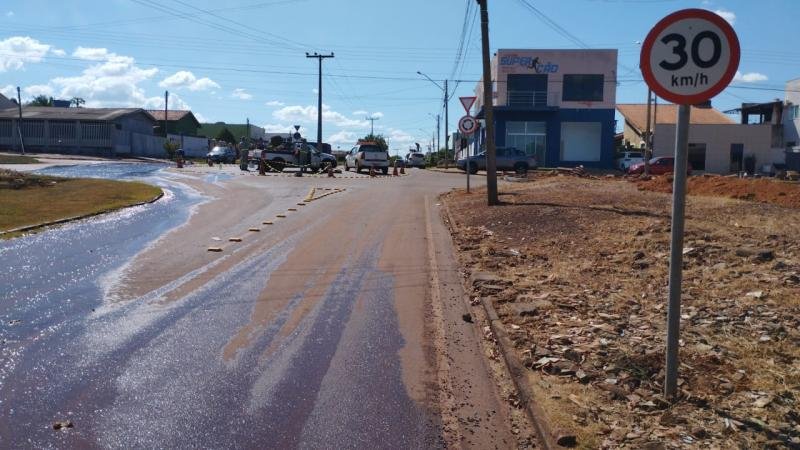 Foto 2 da matéria: COMTRAN instala rotatória entre a Rua Jaguaribe e Avenida Maceió, em Rolim de Moura