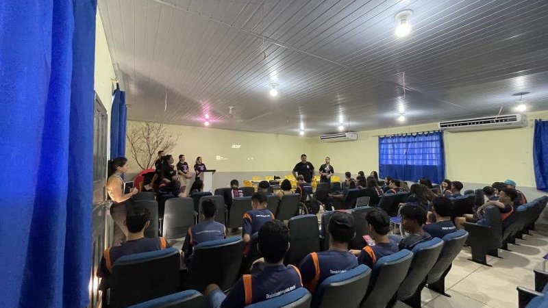 Foto 7 da matéria: Em parceria com a Procuradoria da Mulher da Câmara Municipal, acadêmicos do curso de Direito leva palestra sobre Violência Doméstica à escola
