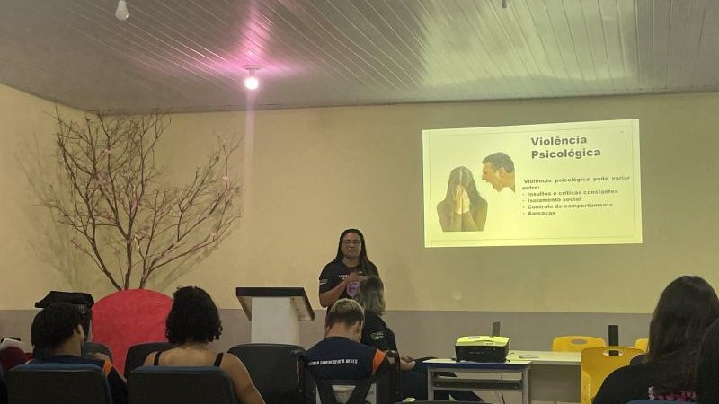 Foto 3 da matéria: Em parceria com a Procuradoria da Mulher da Câmara Municipal, acadêmicos do curso de Direito leva palestra sobre Violência Doméstica à escola