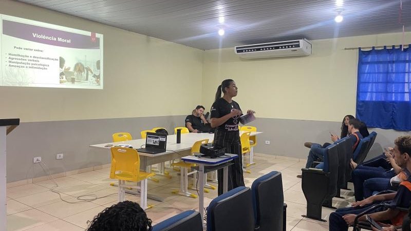 Foto 5 da matéria: Em parceria com a Procuradoria da Mulher da Câmara Municipal, acadêmicos do curso de Direito leva palestra sobre Violência Doméstica à escola