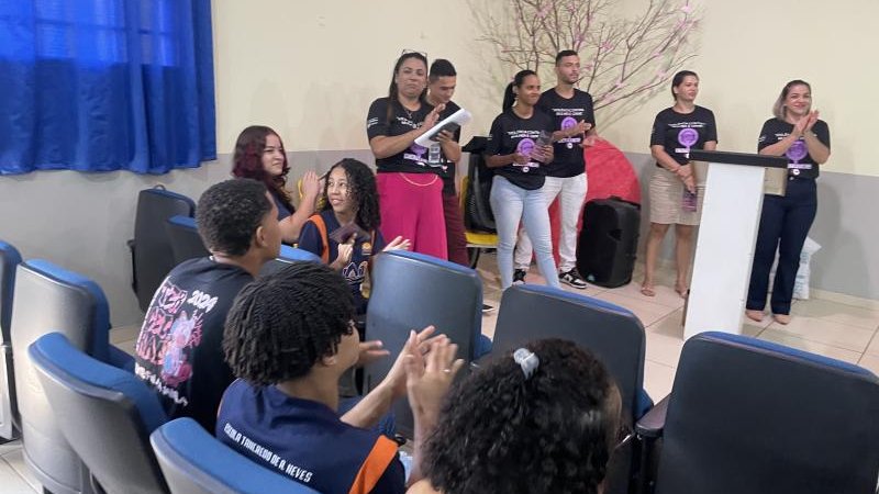 Foto 6 da matéria: Em parceria com a Procuradoria da Mulher da Câmara Municipal, acadêmicos do curso de Direito leva palestra sobre Violência Doméstica à escola