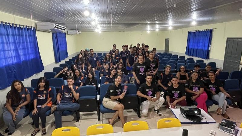 Foto 8 da matéria: Em parceria com a Procuradoria da Mulher da Câmara Municipal, acadêmicos do curso de Direito leva palestra sobre Violência Doméstica à escola