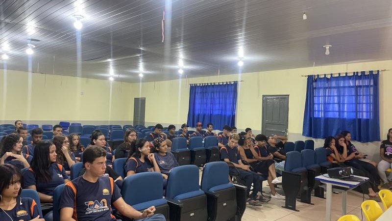 Foto 1 da matéria: Em parceria com a Procuradoria da Mulher da Câmara Municipal, acadêmicos do curso de Direito leva palestra sobre Violência Doméstica à escola