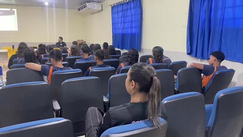 Foto 2 da matéria: Em parceria com a Procuradoria da Mulher da Câmara Municipal, acadêmicos do curso de Direito leva palestra sobre Violência Doméstica à escola