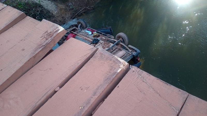 Foto 3 da matéria: Idoso morre idoso após cair com carro em ponte na linha 176 norte, em Rolim de Moura