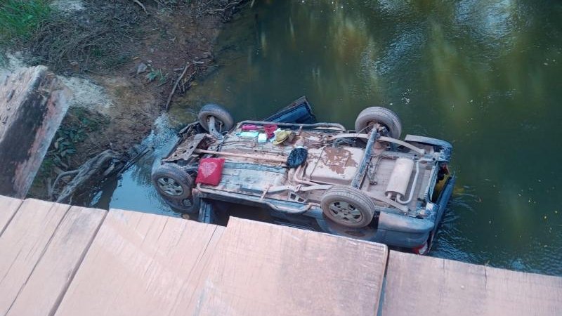 Foto 2 da matéria: Idoso morre idoso após cair com carro em ponte na linha 176 norte, em Rolim de Moura