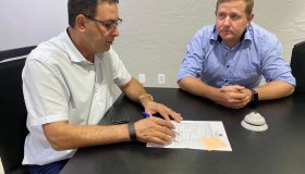 Prefeito Aldo Júlio assina ordem de serviço para asfaltamento da pista do...