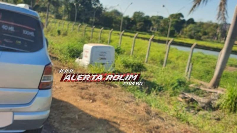 Foto 1 da matéria: Após passar mal, motorista perde controle da direção e saiu da pista nessa manhã, em Rolim de Moura