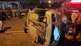 Atualizada: Carro de aplicativo tomba ao ser atingido por outro veículo, em...