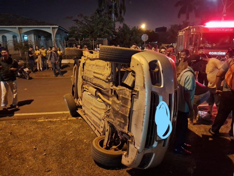 Atualizada: Carro de aplicativo tomba ao ser atingido por outro veículo, em Rolim de Moura