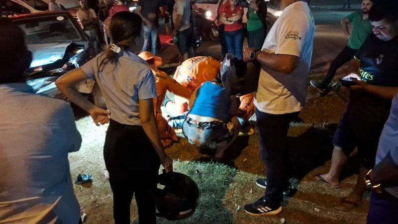 Foto 5 da matéria: Atualizada: Carro de aplicativo tomba ao ser atingido por outro veículo, em Rolim de Moura