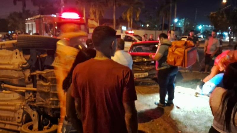 Foto 1 da matéria: Atualizada: Carro de aplicativo tomba ao ser atingido por outro veículo, em Rolim de Moura