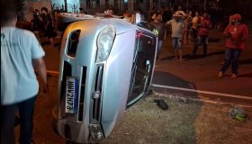 Carro tomba ao ser atingido por outro nessa noite em Rolim de Moura