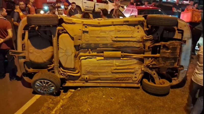 Foto 4 da matéria: Carro tomba ao ser atingido por outro nessa noite em Rolim de Moura