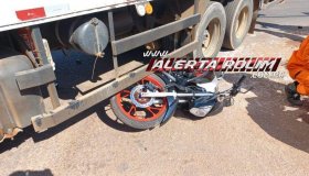 Colisão entre moto e caminhão deixa mulher ferida, em Rolim de Moura