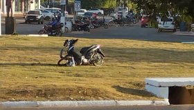 Condutor e passageiro são socorridos após passarem direto na rotatória...