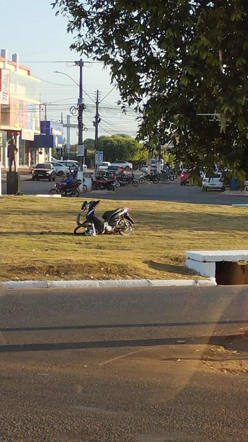 Condutor e passageiro são socorridos após passarem direto na rotatória central e sofrerem queda, em Rolim de Moura