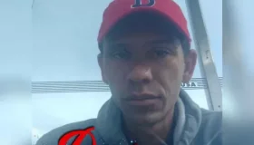 Corpo com as mãos amarradas, sacola na cabeça e fio envolto ao pescoço é...