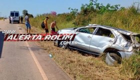 Duas pessoas são socorridas após capotamento de camioneta na RO 010 entre...