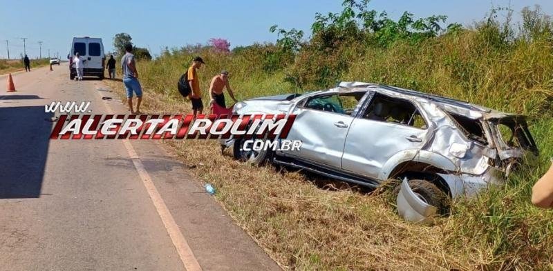 Duas pessoas são socorridas após capotamento de camioneta na RO 010 entre Rolim de Moura e Nova Estrela