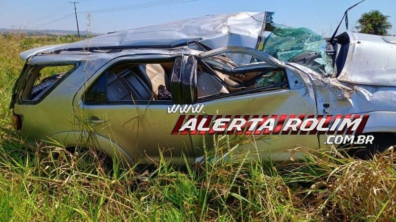 Foto 1 da matéria: Duas pessoas são socorridas após capotamento de camioneta na RO 010 entre Rolim de Moura e Nova Estrela