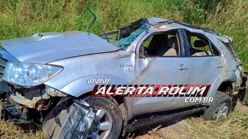 Foto 4 da matéria: Duas pessoas são socorridas após capotamento de camioneta na RO 010 entre Rolim de Moura e Nova Estrela